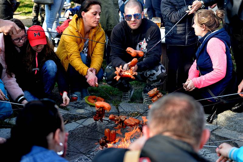 Spousta lidí přišla do areálu Domovina v Chomutově na pálení čarodějnic.