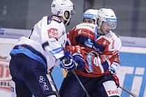 Hokejové utkání Tipsport extraligy v ledním hokeji mezi HC Dynamo Pardubice (v červenobílém) a HC Práti Chomutov (v bílomodrém) v pardudubické Tipsport areně.