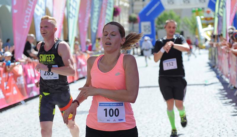 Běžci se vydali na dvacetikilometrovou trať CHomutovského maratonu.Nechyběli ani Piráti a závodníci ze Slovenska.Trať vedla historickou částí města a poté se běžci vydali na okraj hor.