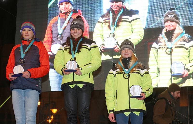 První medailový ceremoniál mají za sebou Zimní olympijské hry dětí a mládeže.