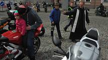 Stovky motorkářů se sjely do Kadaně, kde jim požehnal místní farář Josef Čermák.