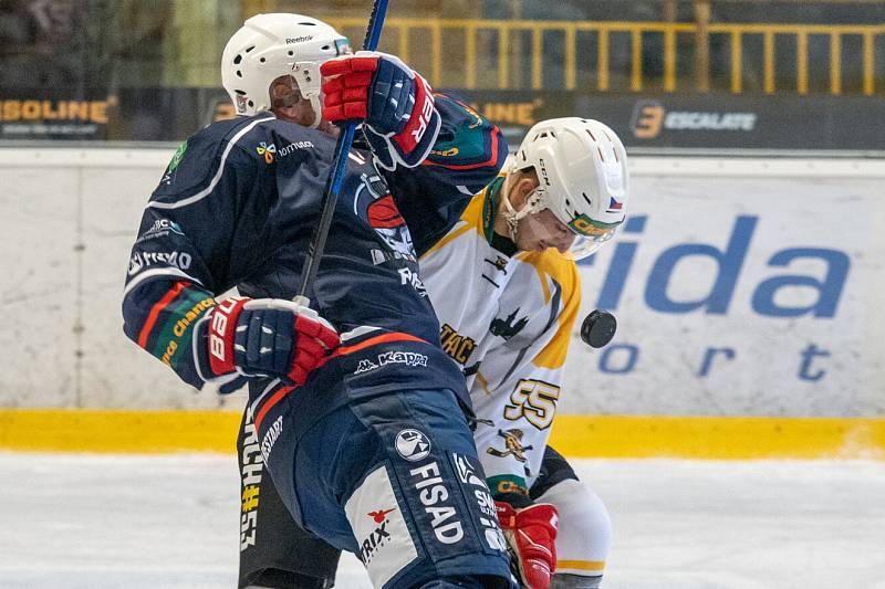 Kadaň (v bílém) v domácím derby s chomutovskými Piráty.