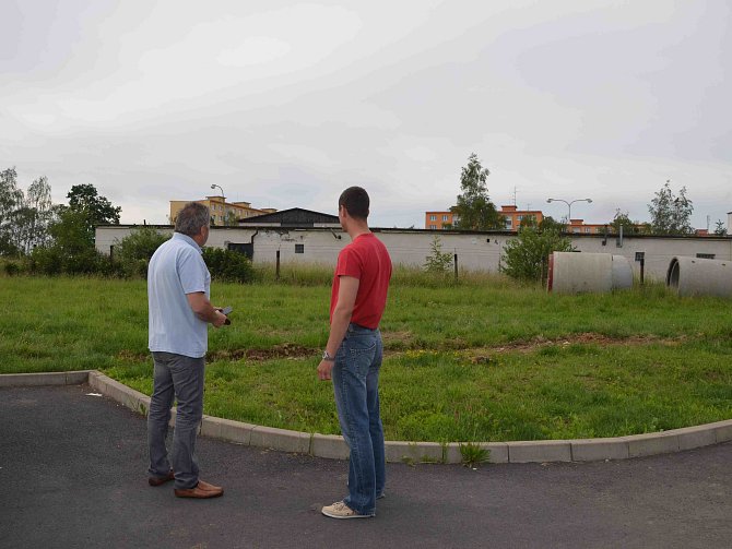 Jiří Chramosta a Josef Švec (zleva), na místě diskutují o chystané výstavbě bytových domů.
