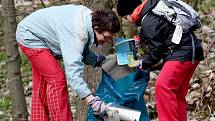 Na čtyřicet junáků a jejich rodičů se v sobotu pustilo do úklidu Bertinova údolí v Chomutově, kde každoročně dobrovolní uklízeči odpadků sesbírají tuny nepořádku, ale i pneumatiky a další nebezpečný odpad.