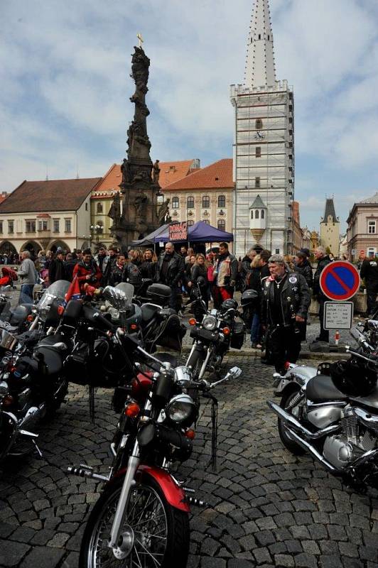 Stovky motorkářů se sjely do Kadaně, kde jim požehnal místní farář Josef Čermák.