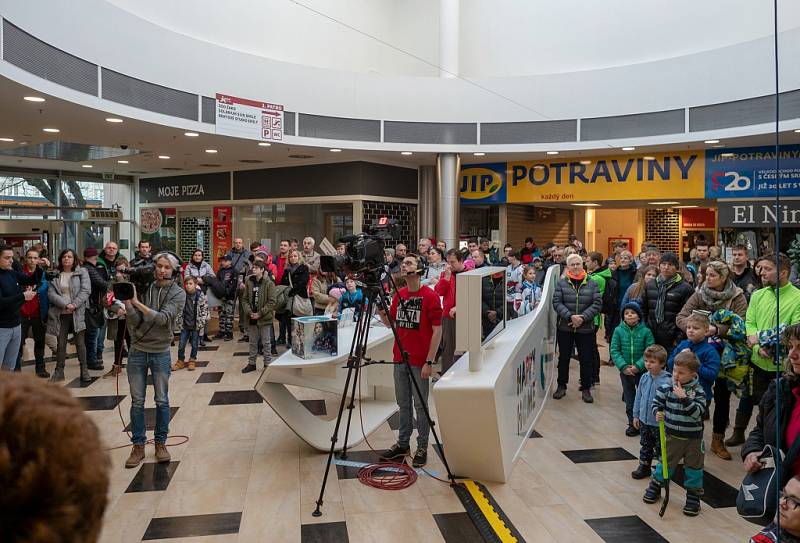 Piráti na autogramiádě představili zápasové dresy, které následně půjdou do dražby, a otevřeli další fanshop v OC Central v Chomutově.