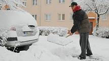 Obyvatelé sídlišť na nic nečekají a sami odklízejí sníh před vchody.