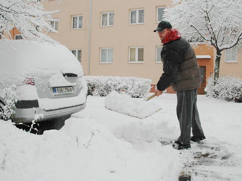 Obyvatelé sídlišť na nic nečekají a sami odklízejí sníh před vchody.