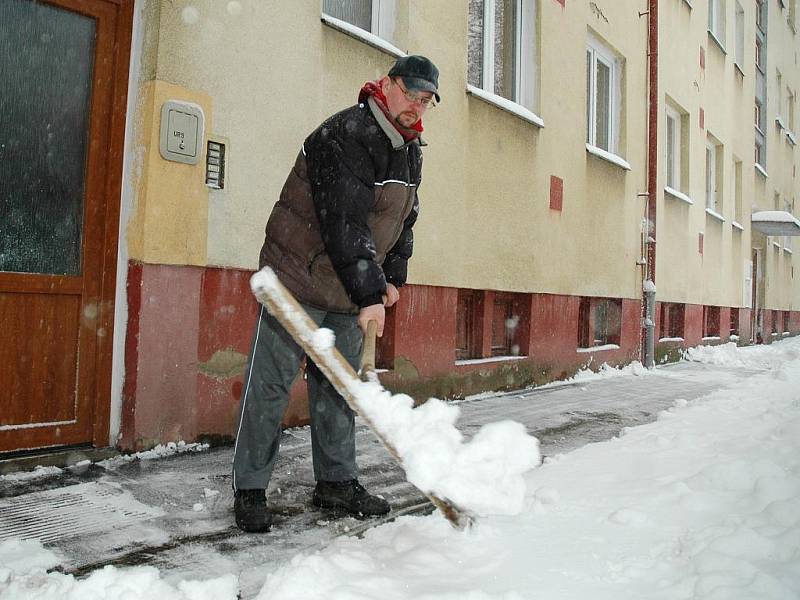 Obyvatelé sídlišť na nic nečekají a sami odklízejí sníh před vchody.