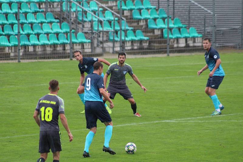 Chomutov (v modrém) v duelu s Chebem pokřil nové dresy. Byla z toho výhra 6:1.