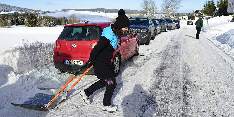 Na Klínovci je nabito! Sjezdovky jsou plné lyžařů, parkoviště narvaná.