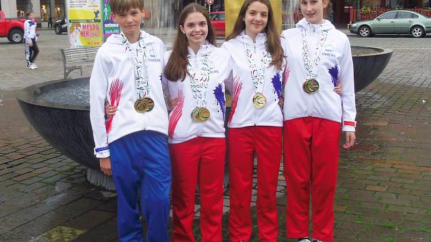Filip Jezbera, Alice Richtrová, Eliška Dvořáková a Kamila Slabihoudová (zleva) – medailisté Slávie Chomutov. 
