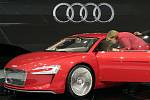 Mezinárodní autosalon ve Frankfurtu 2009: německá kancléřka Angela Merkelová si prohlíží elektrický sportovní koncept  Audi.