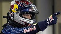 Sebastian Vettel z Red Bullu slaví vítězství v Abú Zabí.