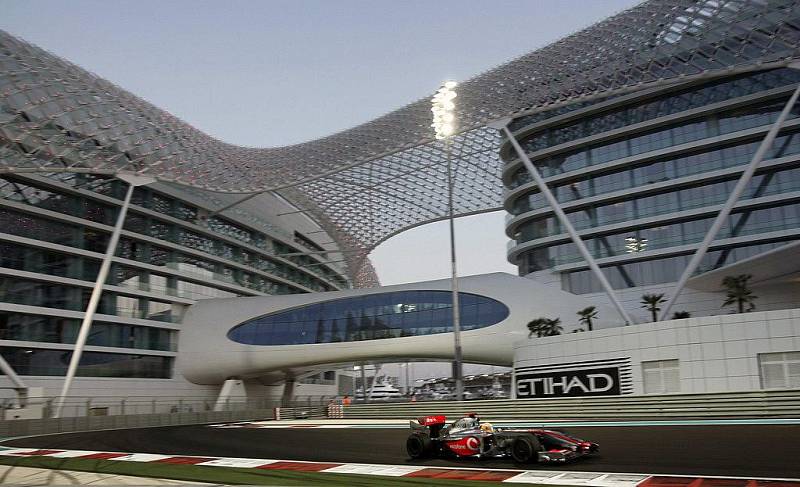 Lewis Hamilton v McLaenu právě podjel hotel Yas Marina, který je součástí zázemí okruhu v Abú Zabí.