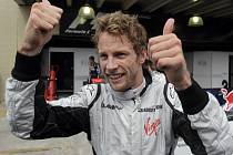 Jenson Button slaví titul mistra světa formule 1 po dojezdu Velké ceny Brazílie.