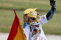Julian Simon ze Španělska slaví titul mistra světa ve třídě do 125 ccm po triumfu v Austrálii.