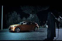 Drsná reklama na nový Hyundai vystihuje jeho bezpečnost.