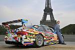 O grafickou úpravu závodního BMW M3 GT2 se postaral americký umělec Jeff Koons.