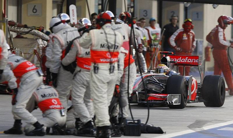 Lewis Hamilton míří do boxů McLarenu v Abú Zabí.