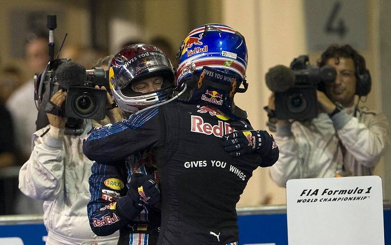 Radost u Red Bullu po dojezdu Grand Prix Abú Zabí. Vítězný Sebastian Vettel (vlevo) se objímá s druhým Markem Webberem.
