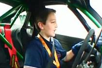 Desetiletý chlapec nemá problém s jízdou smykem v Porsche GT3 RS