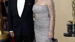 Oscar 2010: Helen Mirren a manželem. Zvolila lehounkou, mihotavě světélkující róbu v barvě holubičí šedi a vypadá skvěle.