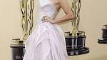 Oscar 2010: Kvůli téhle róbě se do Jennifer Lopez kritic dost naváželi. Prý je sama barokní, tak k čemu i barokní šaty? Nám naopak připadají nádherné. Vypadat jediný den jako rozmarná JLo, to by byla pohádka.