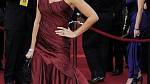 Oscar 2010: Jako vždy oslňující Penélope Cruz v temně rudé róbě s asymetricky řešeným topem - jednoduše čistá krása.