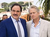 Režisér Oliver Stone s Michaelem Douglasem v Cannes