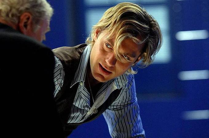 V mysteriózním thrilleru z roku 2007, Sleuth v režii dalšího Brita Kennetha Branagha, má Jude delší vlasy. A děsně mu to sluší.