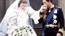 Snímky z pohádkové svatby prince  Charlese a Diany Spencer. Jejich společný život ale neměl s pohádkou nic společného... 