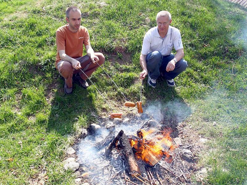 Poutník se svým průvodcem Jaroslavem Bicanem při zaslouženém odpočinku. 