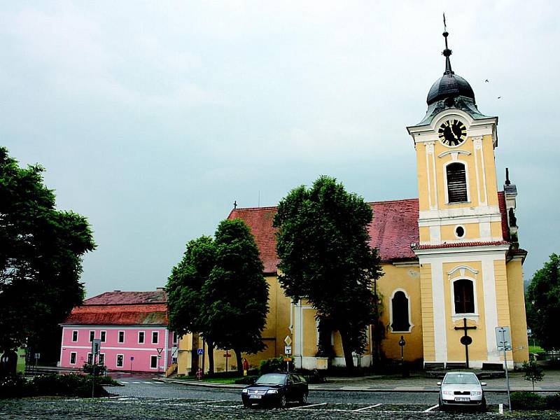 Kostel v Týně nad Vltavou. Při pohledu na oblohu měl poutník obavu, že zmokne. Naštěstí se tak nestalo. 