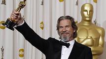 Oscar 2009: Jeff Bridges se svým prvním Oscarem za roli v dramatu o zestárlém, v alkoholu se utápějícím country zpěvákovi, jemuž se podaří nad svými démony zvítězit, Crazy Heart.
