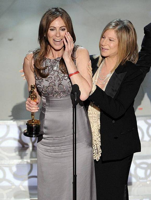 Oscar 2009: Režisérka Kathryn Bigelow dostala zlatou sošku z ruky Barbry Streisand.