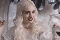 Říše divů: Anne Hathaway jako Bílá královna v animovaném dobrodružství Tima Burtona. 