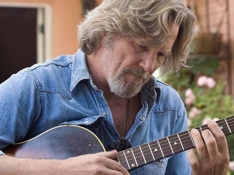 Za roli pozapomenutého písničkáře, který obráží se svou kytarou zapadlé bary a přitom chlastá, získal Jeff Bridges v dramatu Crazy Heart letos Oscara. Zajímavá je v tomto hořkém snímku o pozdní lásce i malá role Colina Farrella.