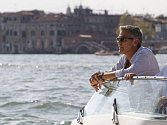 Herec a režisér George Clooney už dorazil do Benátek na festival