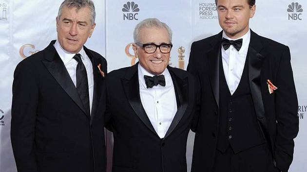 Režisér Martin Scorsese obklopený svými dvorními herci, Robertem De Niro a Leonardem DiCaprio na letošních Zlatých globech. Do Berlína jede ale jen s Leonardem, který hraje v jeho novém filmu Prokletý ostrov.