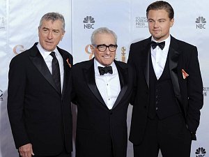 Režisér Martin Scorsese obklopený svými dvorními herci, Robertem De Niro a Leonardem DiCaprio na letošních Zlatých globech. Do Berlína jede ale jen s Leonardem, který hraje v jeho novém filmu Prokletý ostrov.