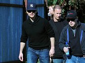 Americký herec Tom Cruise, vlevo, a režisér Brad Bird, vpravo, si 21. září prohlíželi Vršovické nádraží v Praze jako jedno z možných míst k natáčení pokračování filmu Mission: Impossible.