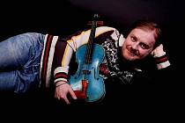 Pavel Šporcl se svými proslulými modrými houslemi