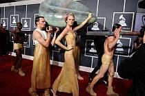 Extrovertní umělkyně Lady Gaga zvolila, jako ostatně vždy, velmi okázalý příchod na letošní Grammy. Přinesli ji v obřím vejci.