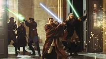 SÍLA JEDI. Padawan a jeho učitel, Ewan McGregor a Liam Neeson, se svými nerozlučnými společníky, laserovými meči.