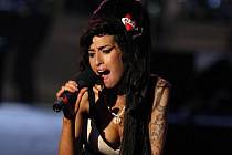 V Londýně zemřela v sobotu talentovaná britská soulová zpěvačka Amy Winehouse, jež budila pozornost i svými skandály. Bylo jí dvacet sedm let