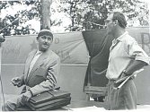 Slavní herci Lubomír Lipský a Josef Kemr na kulturní brigádě v roce 1959