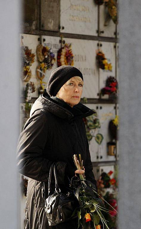 Lidé se přišli 7. listopadu rozloučit do pražského krematoria ve Strašnicích s hercem Bořivojem Navrátilem. Na snímku Eliška Balzerová.