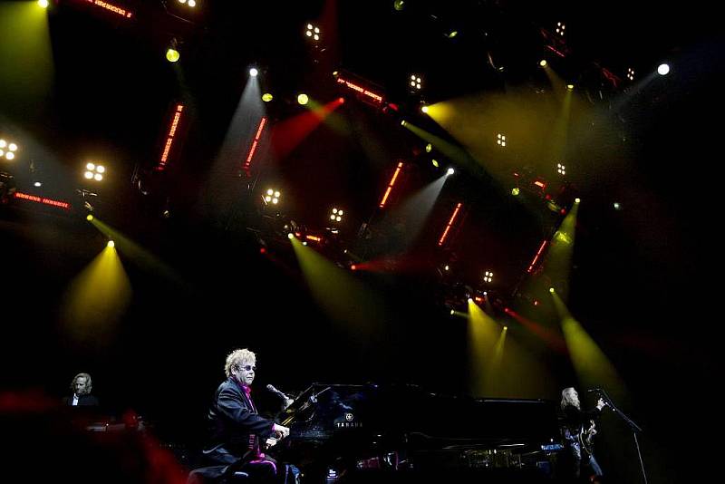 Britský zpěvák Elton John vystoupil 10. června v pražské 02 Areně.