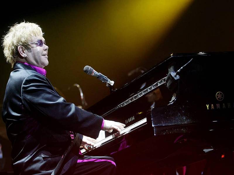 Britský zpěvák Elton John vystoupil 10. června v pražské 02 Areně.